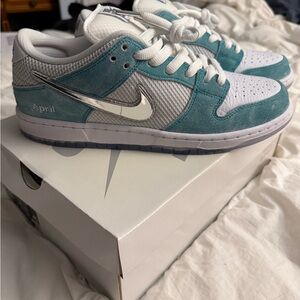 April skateboard Nike Turquoise and White Low-Top Sneakers